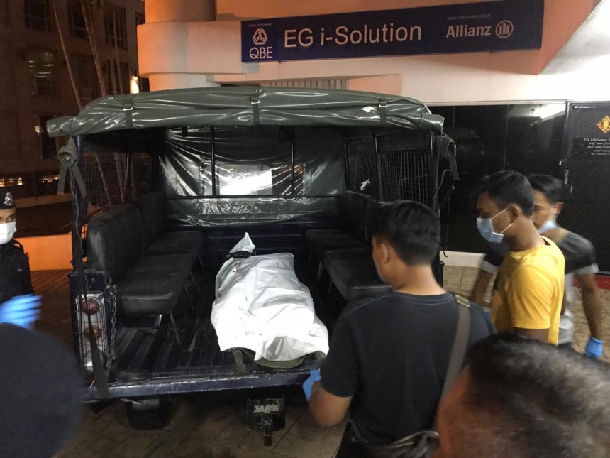 Polis ketika memindahkan mayat mangsa.