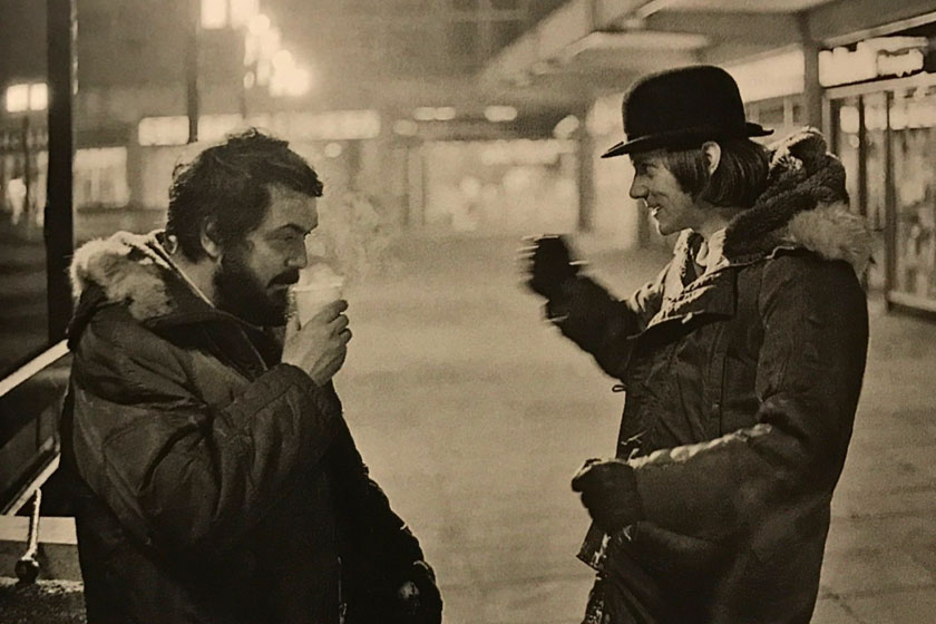 Kubrick berbual dengan pelakon Malcolm McDowell ketika penggambaran filem A Clockwork Orange. - Gambar The Stanley Kubrick Archive oleh Alison Castle, 2016.