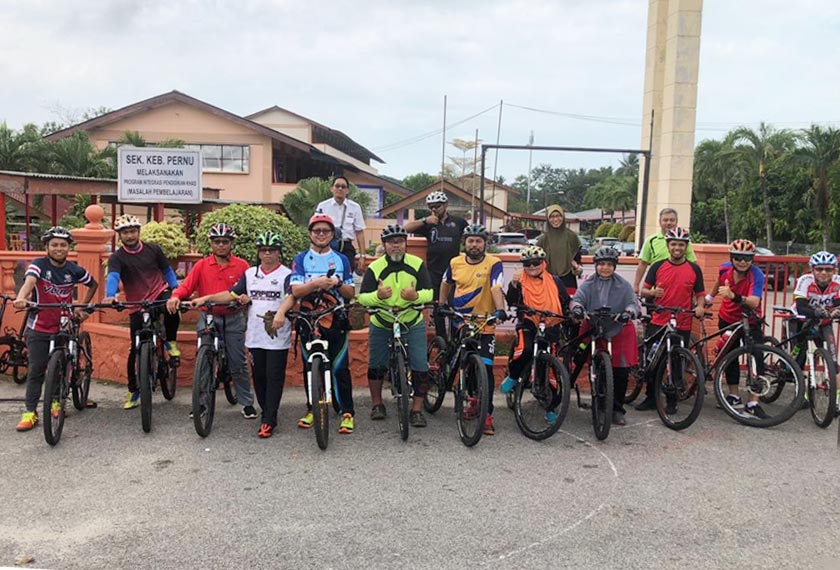 Berbekalkan semangat kesukanan yang tinggi, sekumpulan staf Politeknik Merlimau, Melaka (PMM) telah mengadakan sesi percubaan kayuhan berbasikal bermula dari Kampus Politeknik Merlimau menuju ke Sekolah Kebangsaan Pernu.  Penganjuran program berbasikal GR PolyCC 2019 yang dijadualkan berlangsung pada 23 Mac 2019 ini bersempena dengan sambutan Jubli Emas 50 tahun Politeknik Malaysia pada tahun ini.  Menurut Ishak bin Mohamed Basir selaku Pengarah Program berkata, pada sesi percubaan ini, seramai 15 peserta terlibat bagi menguji laluan yang telah dipilih sama ada sesuai atau pun tidak.  “Kami telah memulakan kayuhan sekitar pukul 9.00 pagi di Kampus Politeknik Merlimau menuju ke SK Pernu dengan menggunakan laluan Lebuhraya Alor Gajah–Melaka Tengah–Jasin (AMJ) dan Jalan Paya Dalam/Umbai.   