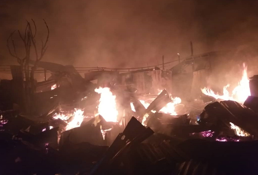 Kilang kayu berukuran 300 x 100 kaki persegi yang menyimpan stok kayu itu terbakar 100 peratus. Foto JBPM 