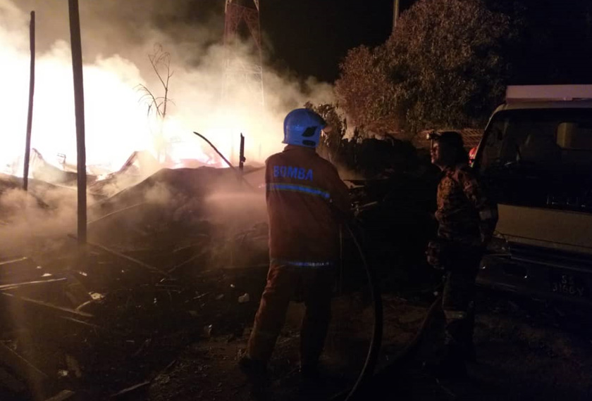 Anggota bomba dari Balai Bomba dan Penyelamat Sandakan berjaya mengawal kebakaran pada jam 1.20 pagi. Foto JBPM