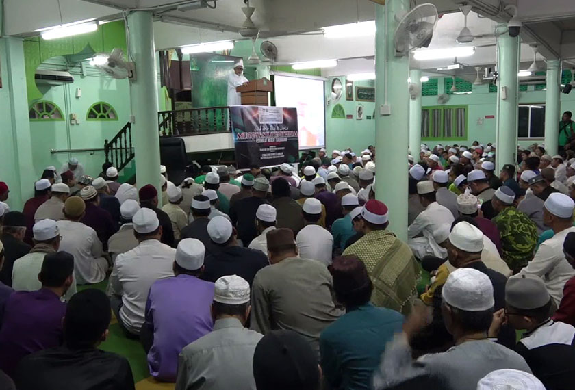 Kira-kira 3,000 orang hadir pada program munajat dan solat hajat perdana peringkat negeri Terengganu yang diadakan di Masjid Rusila malam tadi. Astro AWANI