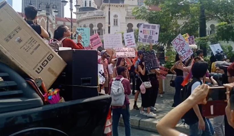Sebahagian daripada kumpulan yang berarak di sekitar ibu negara sambil melaungkan slogan pro-LGBT pada Sabtu. - Foto: Media sosial