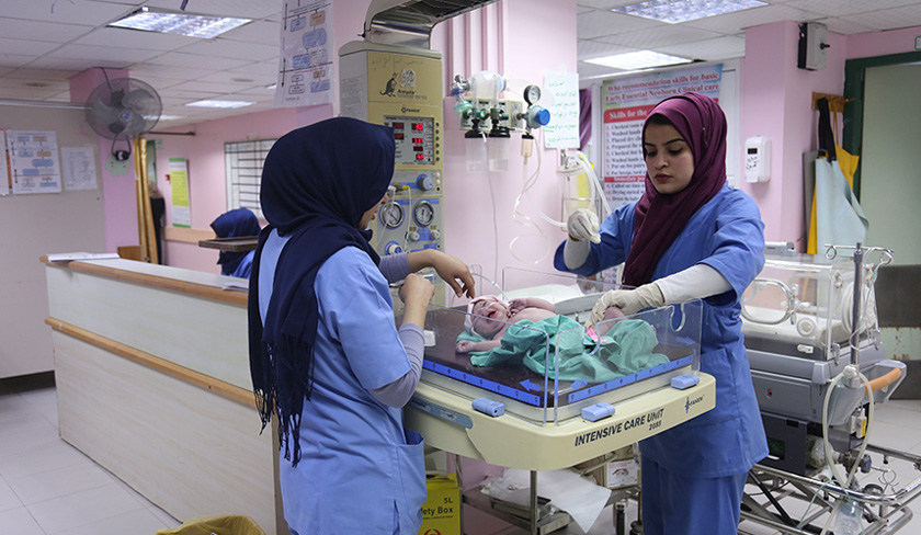 Sara Abu Taqea (kanan) mendapat kerja sebagai bidan di Hospital Al-Ahli, Gaza, namun ia hanyalah kontrak untuk beberapa bulan. - Reuters