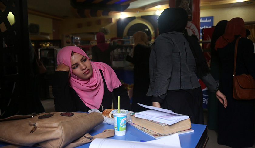 Setiap wanita di Gaza yang berhempas-pulas mendapatkan ijazah dari universiti belum tentu mendapat pekerjaan. - Reuters