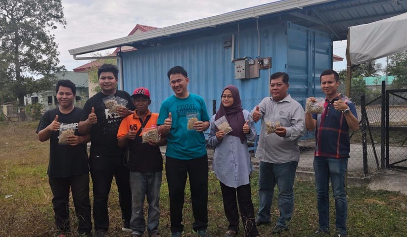 Jupili dan petugas di hadapan kabin pengering di Kampung Batangan Baru, Tuaran. - Astro AWANI