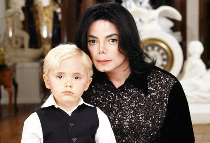 MICHAEL Jackson terlalu melindungi anak-anaknya kerana mahu anak-anaknya memiliki kehidupan mereka sendiri. - Gambar fail