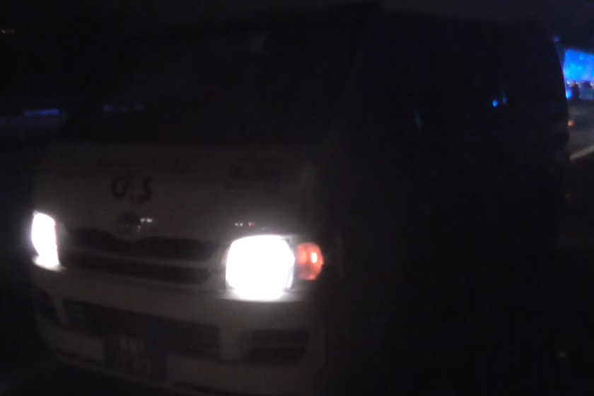 Van syarikat keselamatan ditemui oleh polis ditinggalkan di tepi lebuh raya. - Astro AWANI