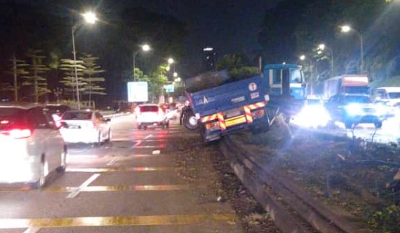 Sebuah kemalangan yang melibatkan sebuah lori treler di Jalan Istana menyebabkan kesesakan teruk pada waktu puncak di pagi ini.