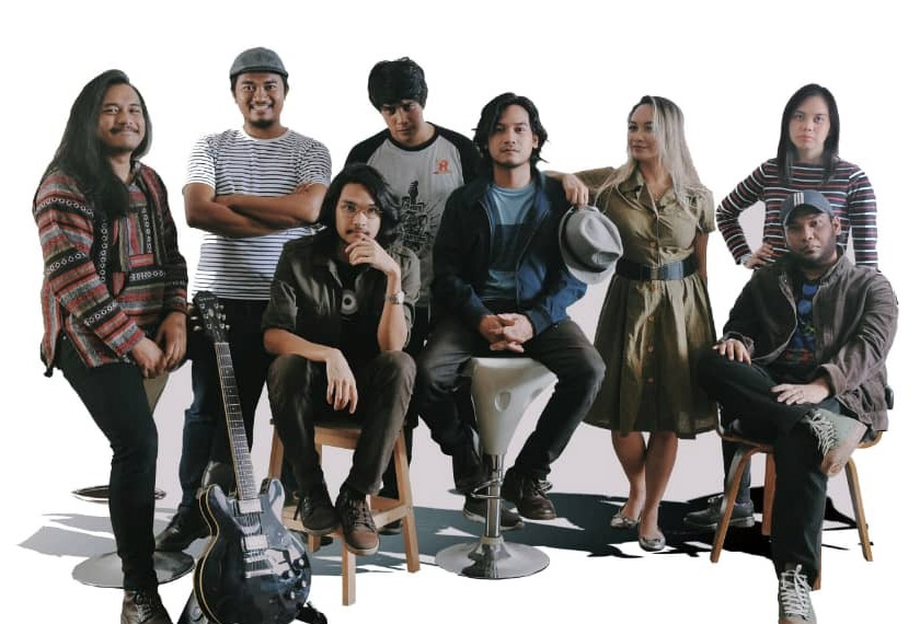 Mafidz bekerjasama dengan lima orang pemuzik profesional sebagai pemain tetap Mafidz yang menggunakan alat muzik seperti double bass, piano, gitar elektrik, perkusi dan cello. - Gambar Ihsan Mafidz