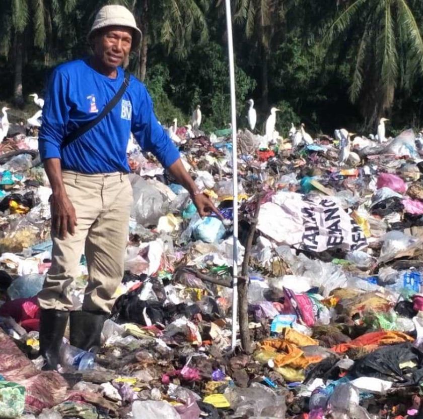 Seorang pemungut sampah menujukkan tempat dia menjumpai mayat bayi berkenaan. - Foto Astro AWANI