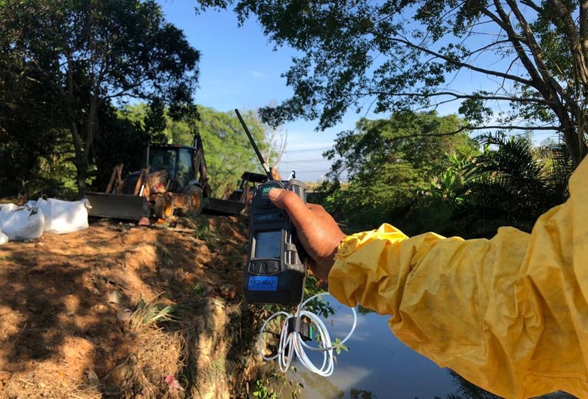 KERJA-KERJA pembersihan di kawasan yang tercemar dengan sisa  bahan kimia kini sedang giat dijalankan. - Gambar Astro AWANI