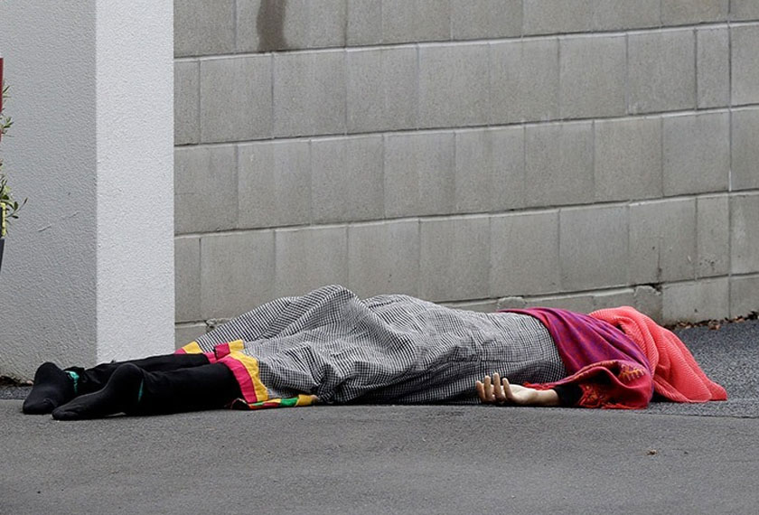  Mangsa tembakan rambang terbaring di kaki lima masjid di tengah Christchurch, New Zealand, 15 Mac, 2019. (Foto AP) 