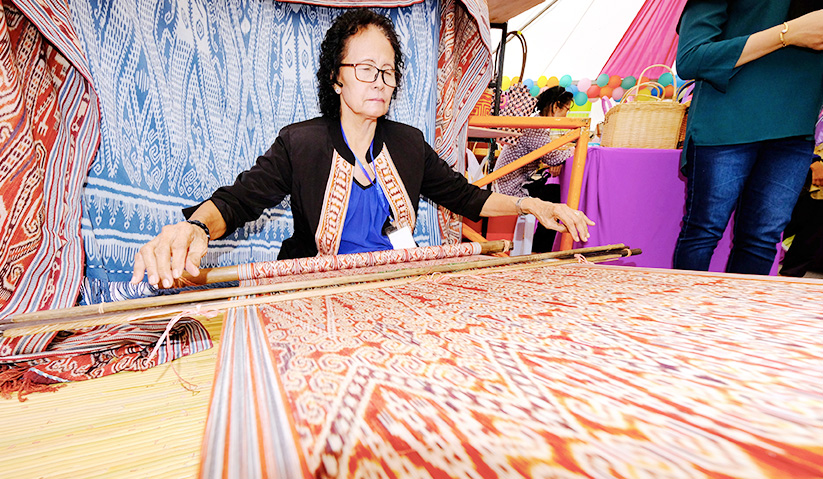 Pengusaha Tekstil, Bangi Embol berasal dari Kampung Sungai Kain, Kapit Sarawak, menenun corak pada kain Pua Kumpu. - Foto Bernama