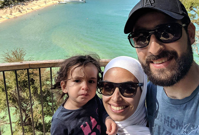 Atta (kanan) bersama isterinya, Farah Talal dan anak perempuannya - Foto Facebook/atta.elayyan.