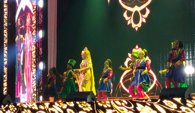 PEMBUKAAN konsert Siti Nurhaliza pada malam Ahad memukau perhatian peminat-peminatnya. - Gambar Astro AWANI/ MALIK RIDHWAN