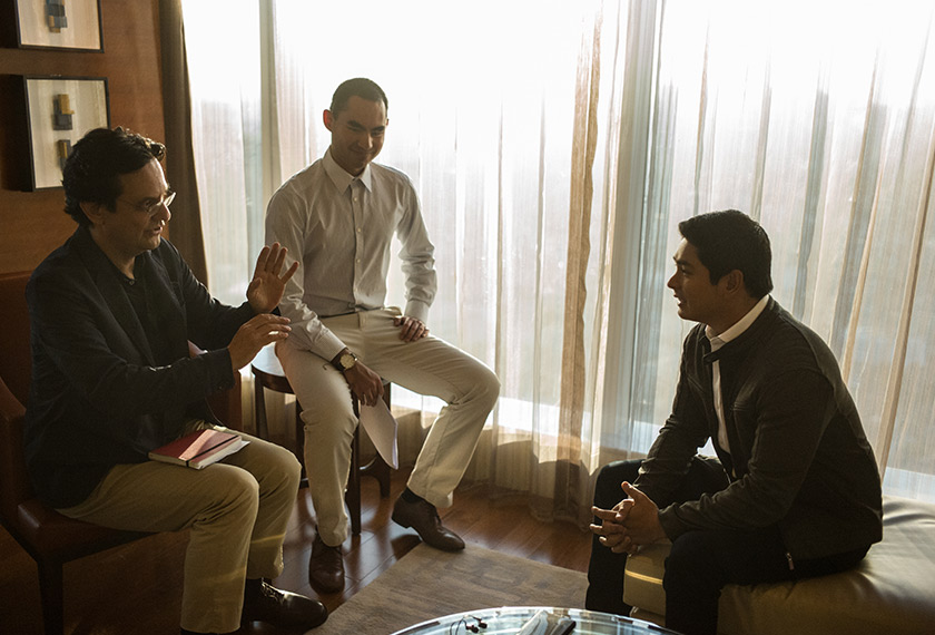 Bagi Coco Martin (kanan), kemampuan memberi harapan kepada orang biasa di Filipina menjadi penentu semangatnya. - Carlo Gabuco 