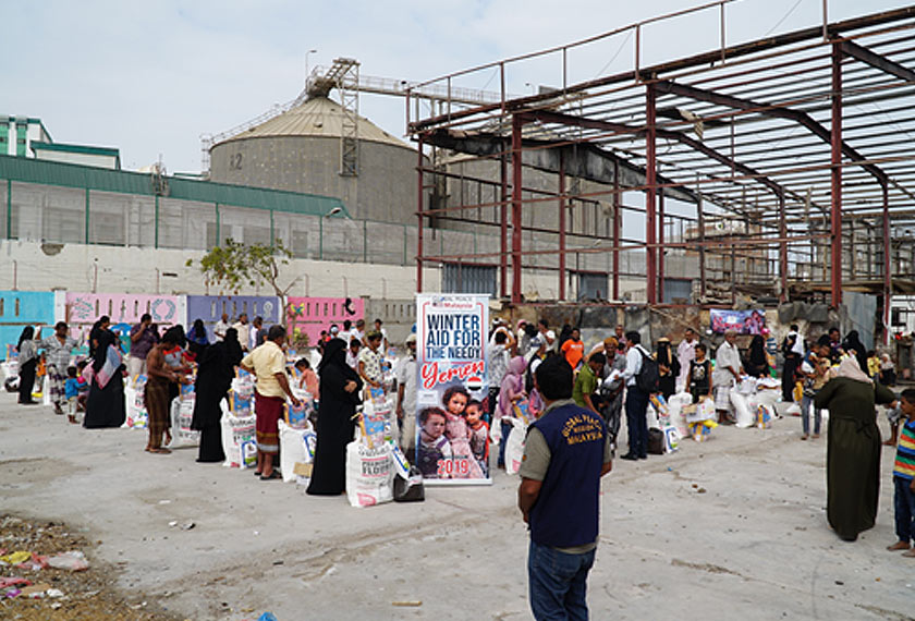 Serahan sumbangan bekalan makanan kepada pelarian yang beradai di Aden, Yaman. – Foto GPM