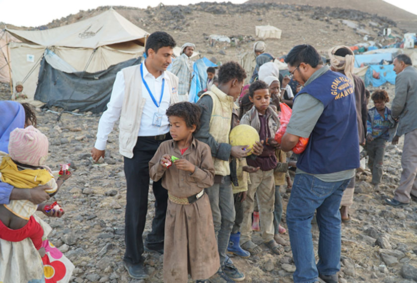 Penulis menyantuni anak-anak pelarian yang berada di Kem Azragai, Sana’a, Yaman. – foto GPM