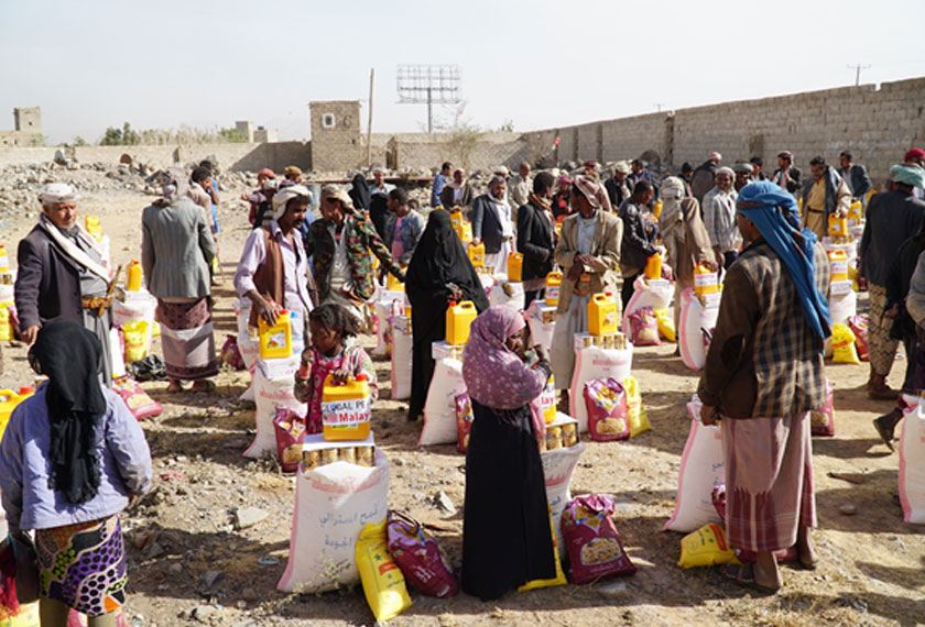 Agihan sumbangan bekalan makanan kepada pelarian yang berada di Kem Azragai, Sana’a, Yaman. – Foto GPM