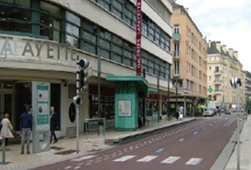 Sistem BRT dapat berintegrasi dengan kawasan bandar dan merupakan sebahagian dari persekitaran bandar.