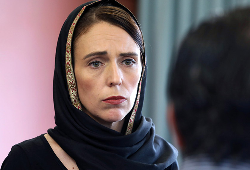 Perdana Menteri New Zealand, Jacinda Ardern memakai hijab ketika berjumpa bersama komuniti Muslim di Christchurch - Foto AP
