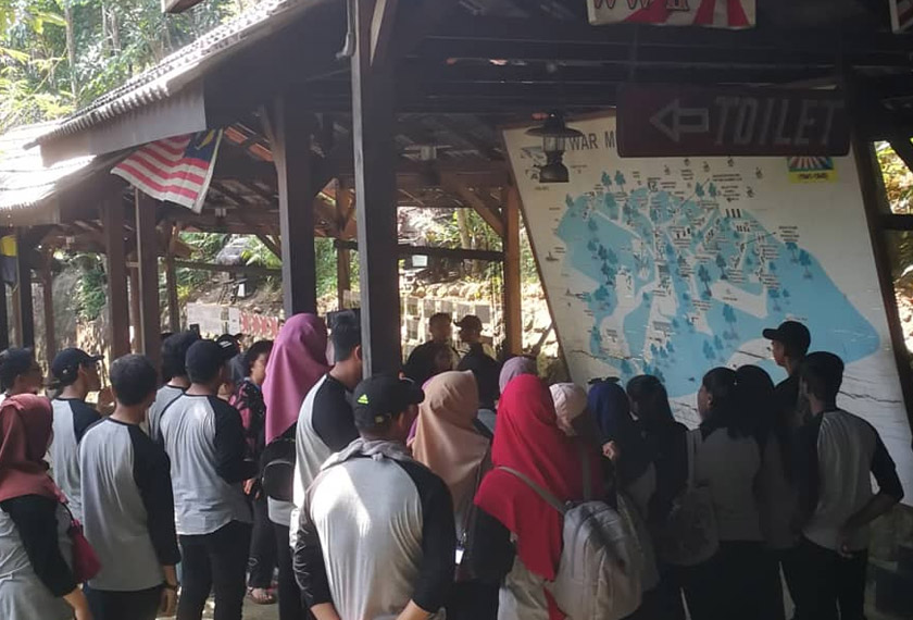 salah satu aktiviti luar kelas yang dianjurkan bagi memberi pendedahan pengalaman sebenar