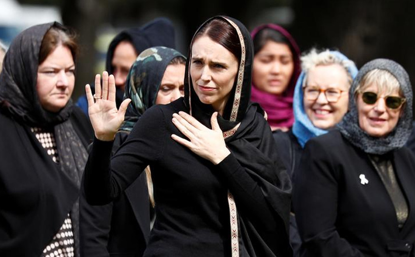 Jacinda Ardern melambai ketika meninggalkan solat Jumaat di Hagley Park, Christchurch, New Zealand, 22 Mac, 2019. (Foto AP)