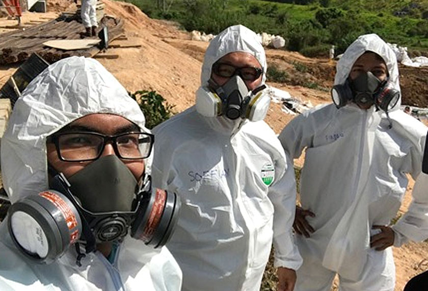 Penulis (tengah) bergambar bersama petugas Astro AWANI, Firdaus Azil (kanan) dan Mohamad Noor Fitri.