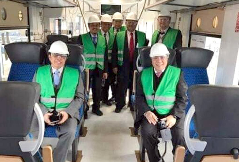 Abang Johari menaiki bas hidrogen ketika lawatan beliau ke China baru-baru ini.