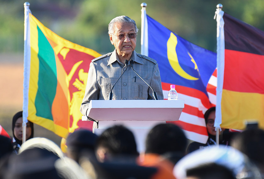 Perdana Menteri Tun Dr Mahathir Mohamad ketika berucap pada pembukaan Pameran Aeroangkasa dan Maritim Antarabangsa Langkawi 2019 (LIMA‘19) edisi ke-15 di Pusat Pameran Antarabangsa Mahsuri (MIEC) hari ini.
- Foto Bernama