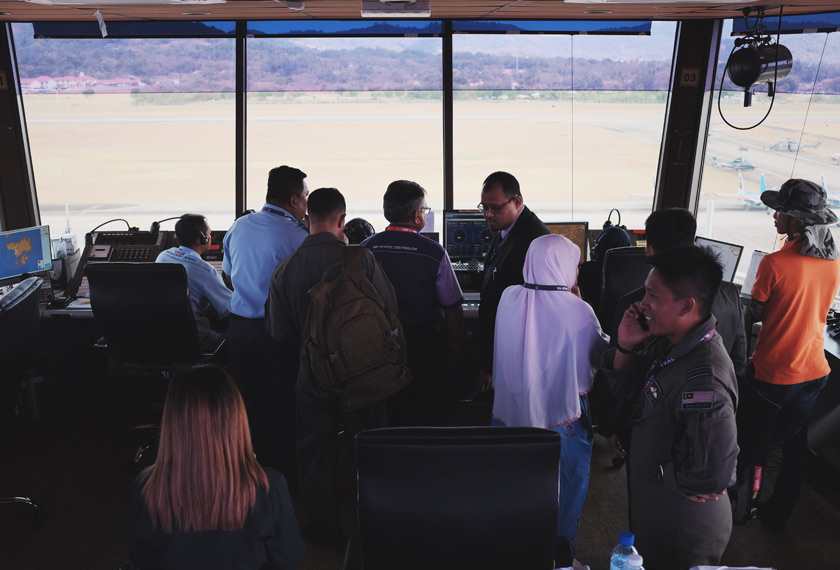 Riuh keadaan di dalam bilik kawalan trafik udara CAAM Langkawi ini, terutamanya ketika fasa peralihan sebelum dan selepas pertunjukan udara. - Gambar Astro AWANI/Israr Khalid