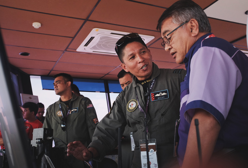 Pegawai TUDM memberikan penerangan kepada Wan Muhaimin sebelum bermulanya pertunjukan udara. - Gambar Astro AWANI/Israr Khalid