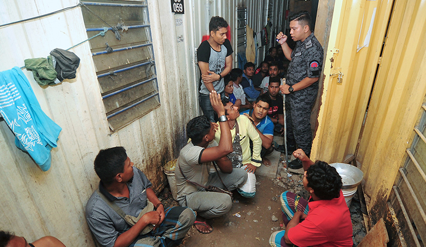 Pegawai Imigresen melakukan pemeriksaan ke atas sebahagian daripada 137 pekerja asing di tapak pembinaan dekat Kampung Jawa Perai yang diperiksa oleh Jabatan Imigresen Negeri malam tadi.  - BERNAMA