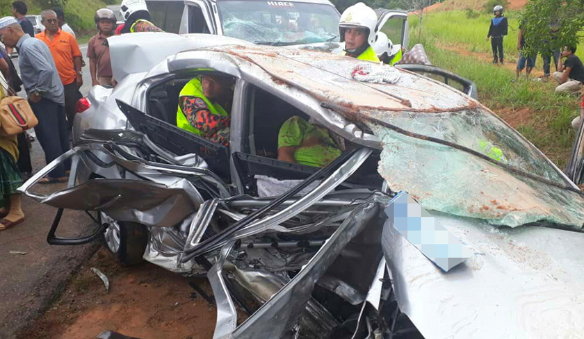 Anggota Bomba sedang menjalankan operasi penyelamatan. - JBPM Perak