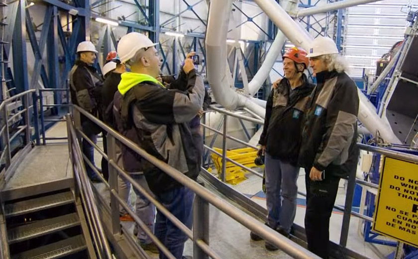 Brian May dan ahli astrofizik lain berbincang dalam satu usaha penyelidikan saintifik. - YouTube Brian May Official