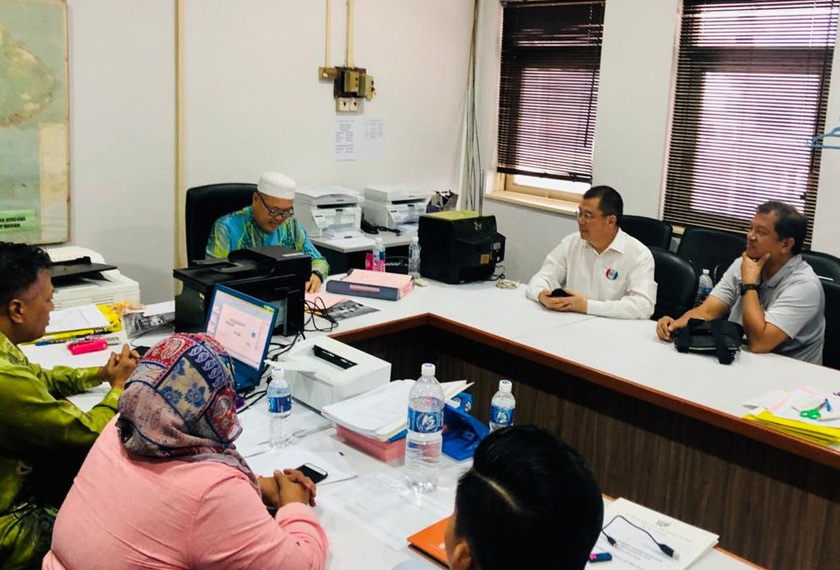Timbalan Presiden PBS, Datuk Dr Yee Moh Chai mengadakan pertemuan dengan Pegawai Pengurus Pilihan Raya PRK Sandakan, Mohd Hamsan Awang Supain bagi membincangkan berkenaan tindakan SPR menurunkan papan iklan mereka. - Gambar Astro AWANI / Harits Asyraf