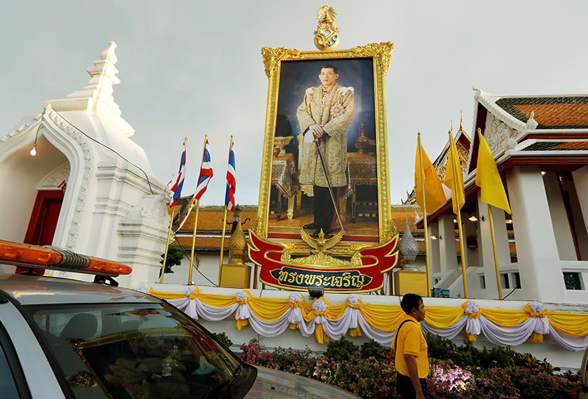 Bendera hiasan berwarna kuning dan pintu gerbang dengan simbol kerajaan didirikan sekitar jalan raya dan bangunan di seluruh negara sempena majlis pemahkotaan itu.