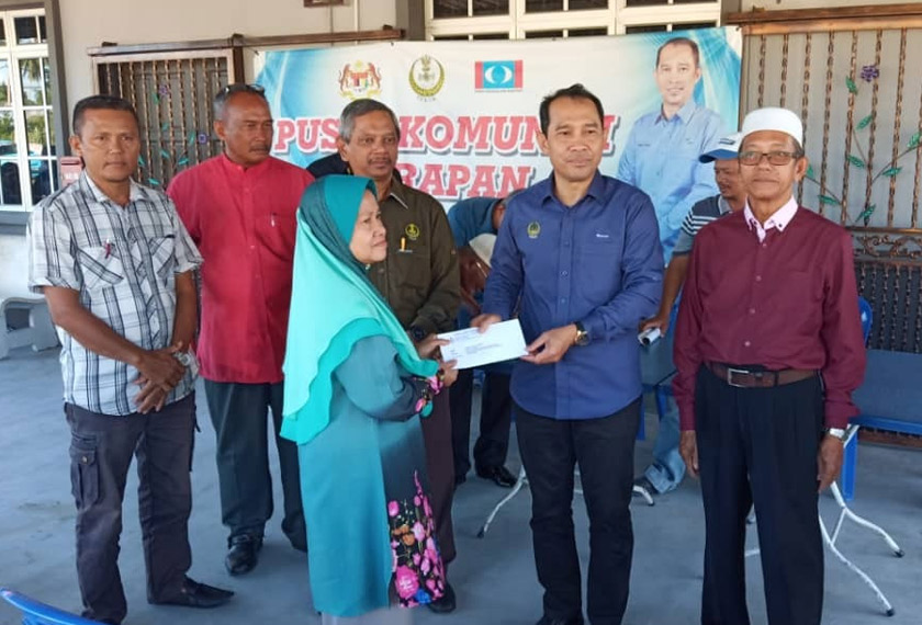 Abdul Yunus memberi sumbangan kepada beberapa keluarga mangsa ribut dan kebakaran di Pusat Khidmat ADUN Kuala Kurau hari ini. - Astro AWANI/Abd Razak Mohd Ali