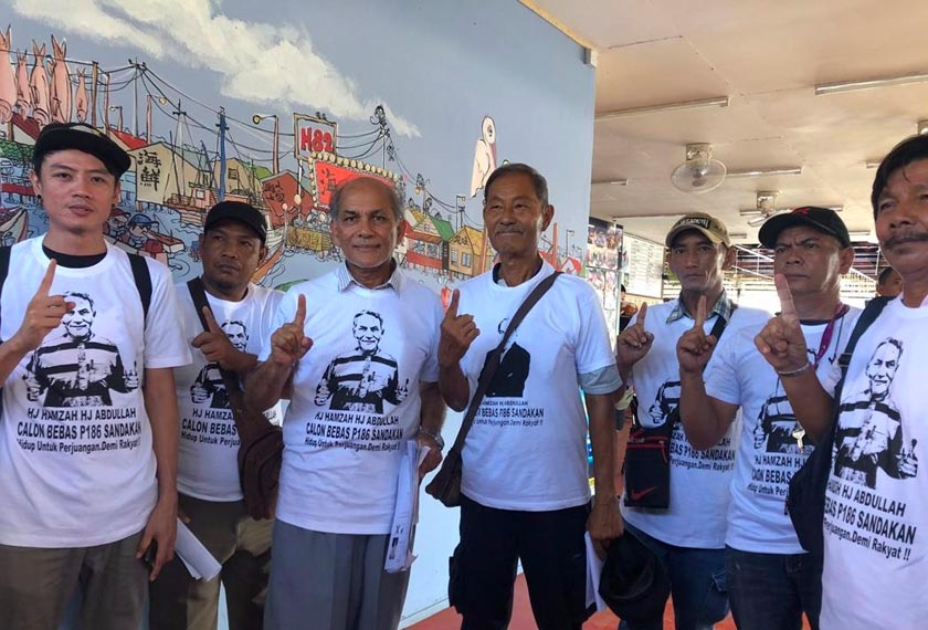 Hamzah (tiga, kiri) bersama jentera kempennya turun melakukan walkabot di sekitar Kampung Sim Sim. Astro AWANI