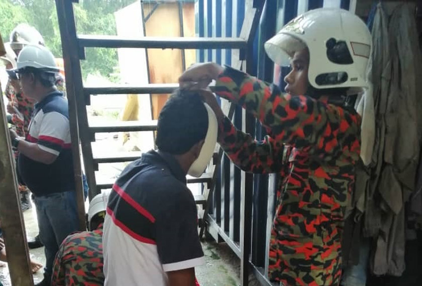 Seorang pekerja asing menerima rawatan akibat kecederaan yang dialaminya dalam tragedi kontena terbalik. - Gambar Astro AWANI