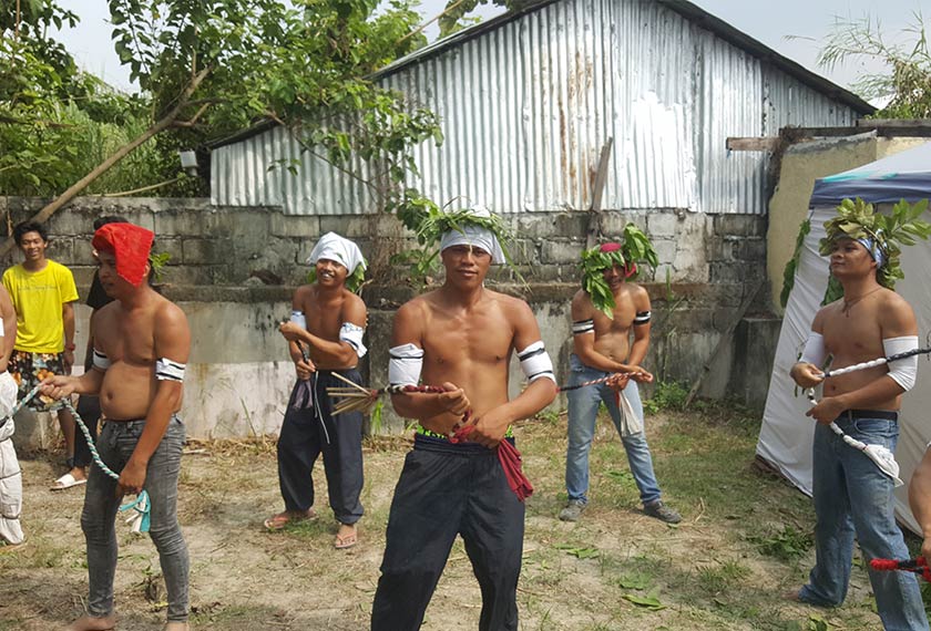 Hampir di seluruh kota, golongan mamalaspas terlibat dalam satu tradisi penyembahan agama yang radikal: pencambukan.