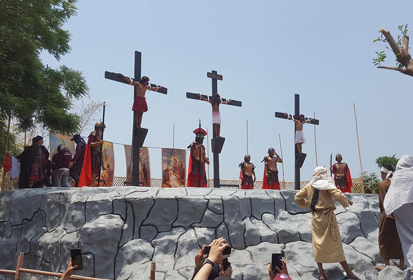 Gereja Katolik di Filipina tidak bersetuju dengan upacara lakonan semula penyaliban Jesus Christ. Namun, tradisi berkenaan tetap diteruskan.