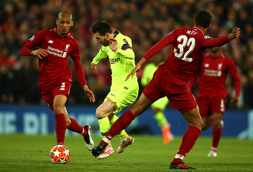 Pemain Liverpool Joel Matip memberi tekanan kepada pemain Barcelona Lional Messi dalam perlawanan separuh akhir Liga Juara-Juara Eropah di Stadium Anfield. - Foto AP/Dave Thompson