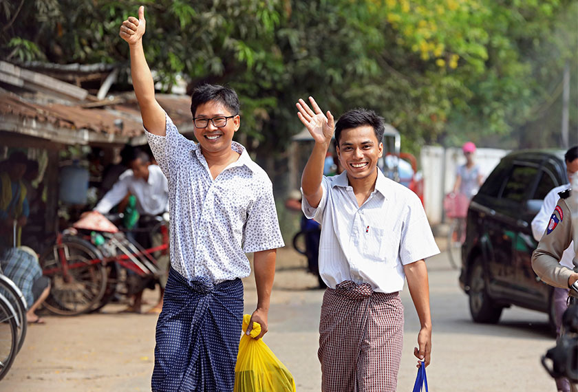 Wa Lone (kiri) dan Kyaw Soe Oo dibebaskan selepas Presiden Win Myint mengampunkan 6,520 banduan. - REUTERS