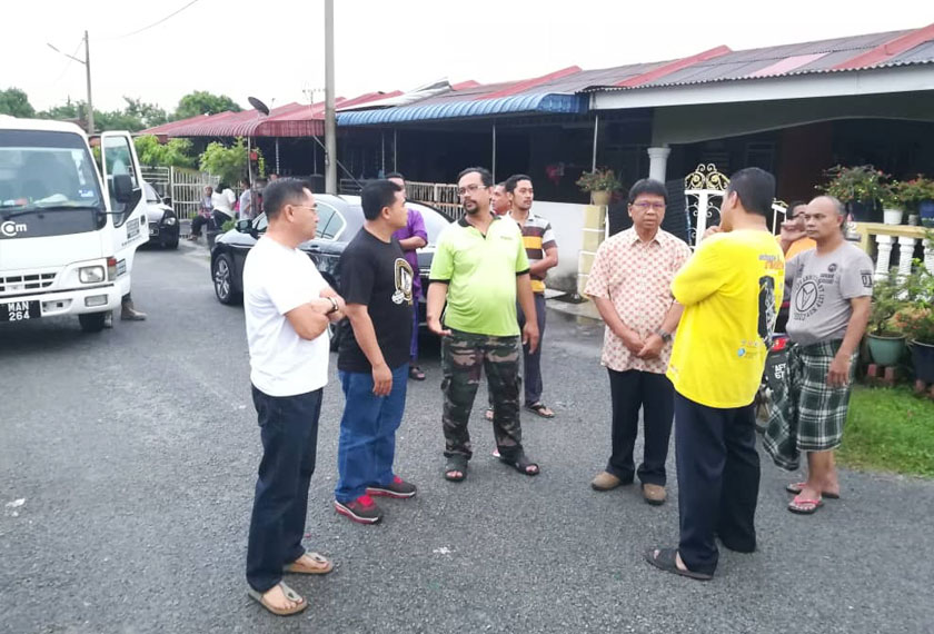  Asmuni (tiga, kanan) bertanya khabar kepada penduduk Klebang Prima di Ipoh, hari ini. Foto Pejabat DUN Manjoi.