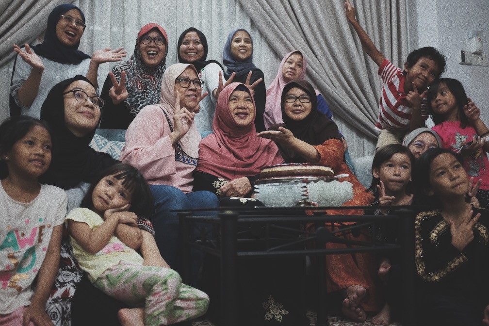 Tok Mak tiba dari kampung untuk menyambut Ramadan dan Hari Ibu sekali gus bersama-sama. - Astro AWANI/Israr Khalid