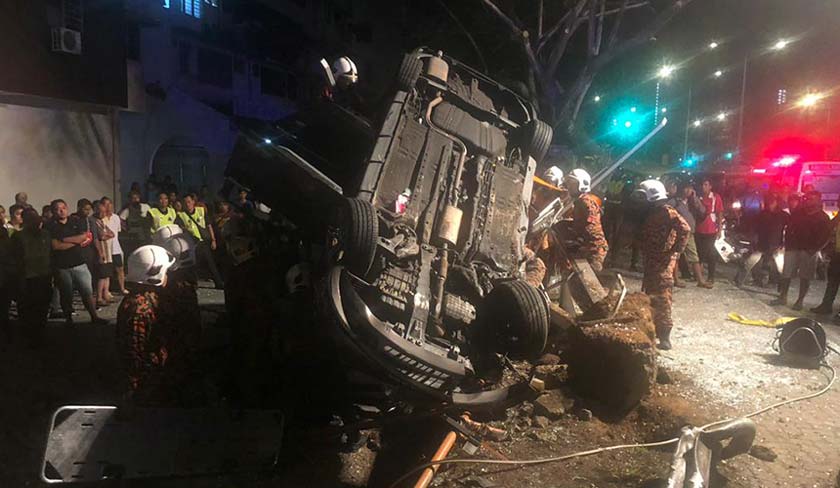 Kerja-kerja menyelamat dan mengeluarkan mangsa dilakukan menggunakan peralatan 'rescue tool' dan selesai sepenuhnya kira- kira jam 5.56 pagi tadi. - Foto Astro AWANI