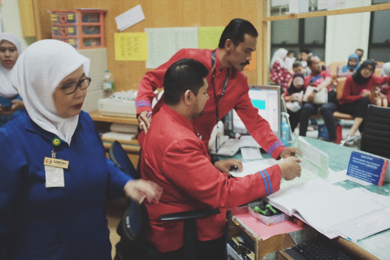 Sedia untuk beraksi malam ini, Sister Hamidah memeriksa keadaan di ruang utama Kemalangan & Kecemasan. - Astro AWANI/Israr Khalid