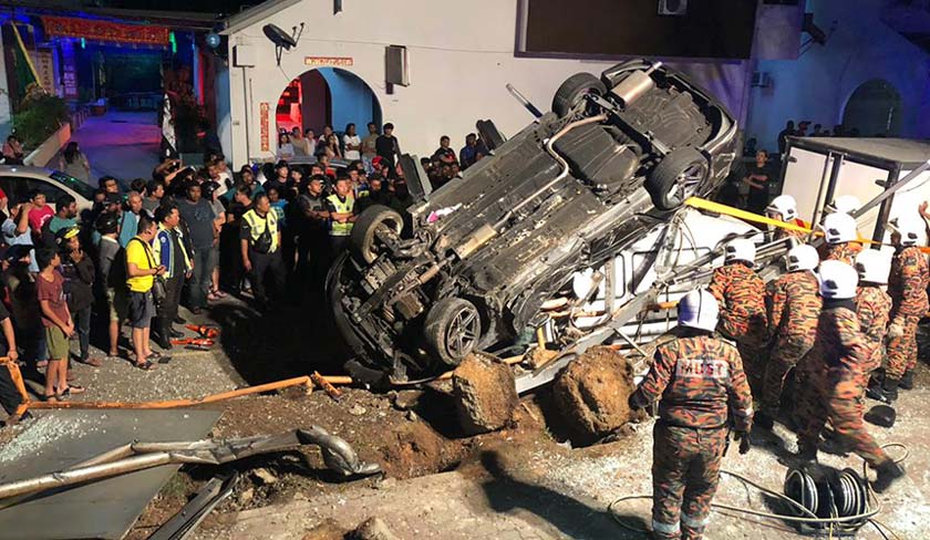 Mangsa, Andy Meyrick, 25, dan Jusse D. Dolisip, 29, maut di tempat kejadian selepas tersepit di dalam kenderaan yang terbalik itu. - Foto Astro AWANI